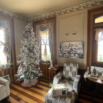 Pella Mansion - Parlor at Christmas time @the Pella Mansion B&B - Bed & Breakfast Near Me - Pella, Iowa Pella Mansion - Parlor at Christmas time @the Pella Mansion B&B - Bed & Breakfast Near Me - Pella, Iowa