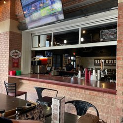 Wise Guys Pizzeria - Patio and bar