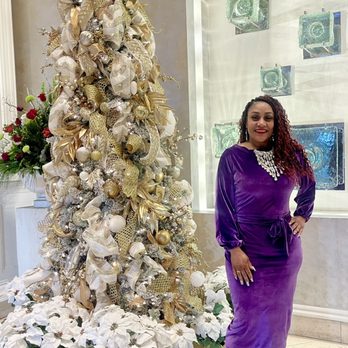 Ruth's Chris Steak House - Christmas Day outside of the restaurant - Steakhouses Near Me - New Orleans, Louisiana