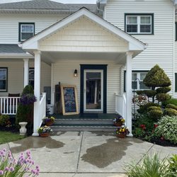 The Lakehouse Inn - Lake House Inn