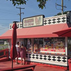 Stevie's Ice Cream - Waiting in line