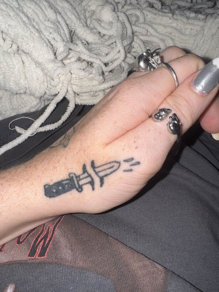 Head 2 Toe Tattoo & Body Piercing Logo