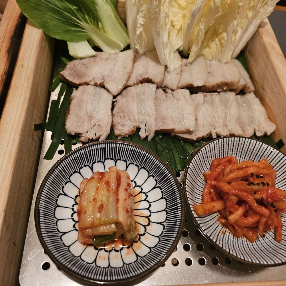 Golden pig - Korean Near Me - Honolulu, Hawaii