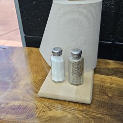 Rush County Smokehouse - Plenty of paper towels at the table