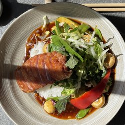 Geisha - 31C, Gemüse mit Knoblauch und Chili in Sojasauce, Wildkräuter-Salat, Sprossen dazu Jasminreis mit knuspr. Ente