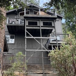 Palm Springs Cool Rentals - 2 Story cabin. Deck off main floor and primary bedroom. Amazing views.