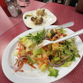 Jionni Pizza Plus - Tossed Salad and garlic knots - Pizza Near Me - Fort Lauderdale, Florida