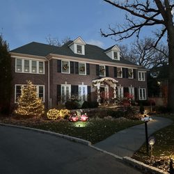 Home Alone House - So worth it to go see the Home Alone house in person at Christmastime.