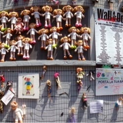 Wall of Dolls - Panoramica