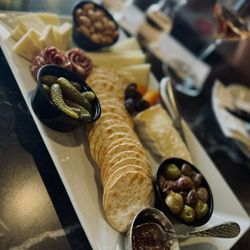 Sips Wine Bar - Cheese & charcuterie pre-made board