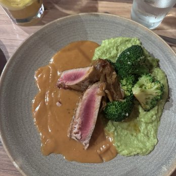 Moku Kitchen - Seared tuna - Cocktail Bars Near Me - Honolulu, Hawaii