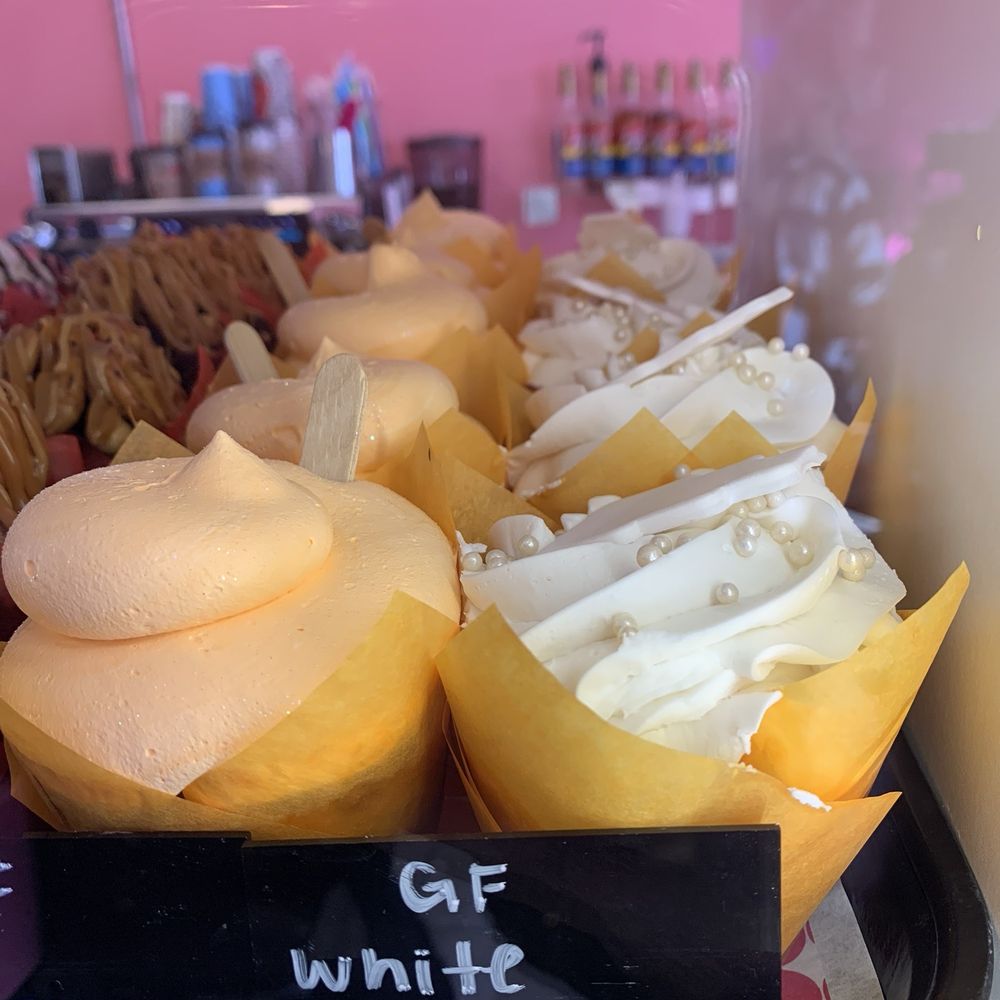 Tamara's the Cake Guru - Gluten free white wedding cake cupcake - Bakeries Near Me - Oshkosh, Wisconsin