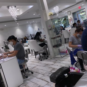 Lush Nail Bar - Grant Park - Setting - Nail Salons Near Me - Atlanta, Georgia Lush Nail Bar - Grant Park - Setting - Nail Salons Near Me - Atlanta, Georgia