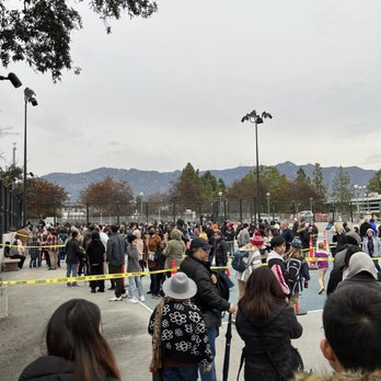 Float Fest - Rose parade is crowded - Festivals Near Me - Pasadena, California Float Fest - Rose parade is crowded - Festivals Near Me - Pasadena, California