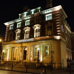 Forbury Hotel - Night facade