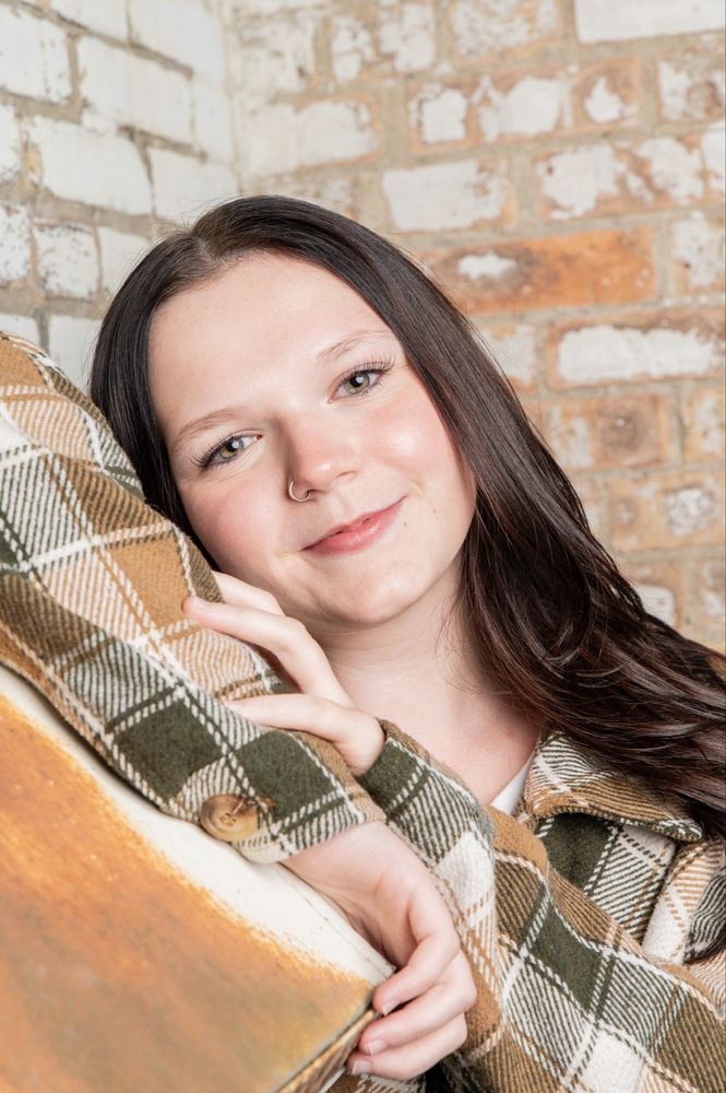 Hairz 2 U Salon Logo