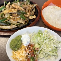 Chicken fajitas (subbed lettuce for beans) Chicken fajitas (subbed lettuce for beans)