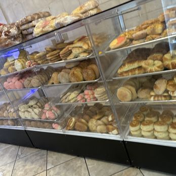 Panaderia Negrete - 30 mins til closing & they still have tons of pan to chose from - Bakeries Near Me - Gilroy, California