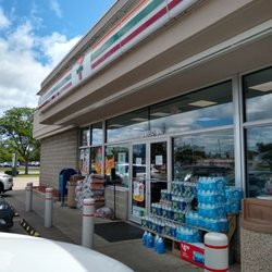 7-Eleven - Grabbing some delish 7-Eleven waters. Their premium Pure water is good! :-D