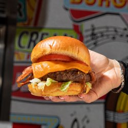 Jukebox Burgers - Cowboy Burger  FR: bacon croustillant, cheddar fondant et une bonne dose de caractère.  EN: crispy bacon, melted cheddar & bold flavour.