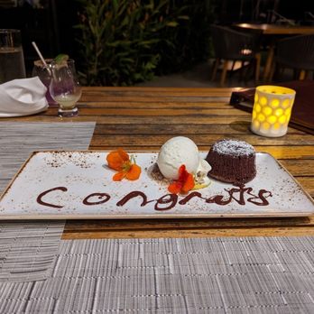 Hualani's - Warm Chocolate cake with vanilla ice cream - Hawaiian Near Me - Lihue, Hawaii