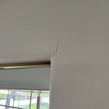 Sunshine Painting - Cracks on living room wall - Painters Near Me Sunshine Painting - Cracks on living room wall - Painters Near Me