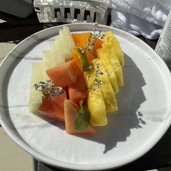 Palácio Estoril - Fresh fruit by the pool - Hotels Near Me - Estoril, 11