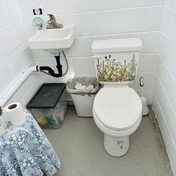 Hāliipua Flowers & Things - Adorable garden themed bathroom