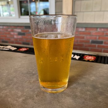 Brewbury - Pilsner - Sports Bars Near Me - Middlebury, Connecticut