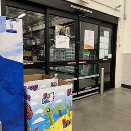 Exterior outside entrance of Walmart - Garden/patio area is closed. - Murrieta, California Exterior outside entrance of Walmart - Garden/patio area is closed. - Murrieta, California