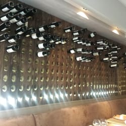 Sur ce mur, on peut déjà avoir un petit aperçu de la très longue liste de vin qu'ils ont.