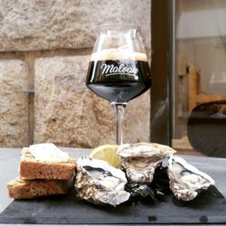 Maloan - Formule Oyster Stout : 3 huîtres, une bière noire 25cl (stout ou porter), pain aux céréales et beurre Bordier aux algues