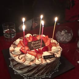 vanilla cake with fresh cream and strawberries
