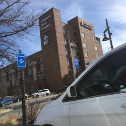 Children's Mercy Hospital Kansas - Building entrance
