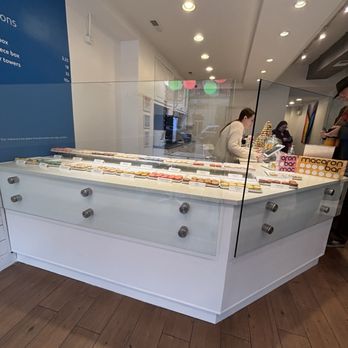 Macaron Bar - Andersonville - The tasty display - Desserts Near Me - Chicago, Illinois Macaron Bar - Andersonville - The tasty display - Desserts Near Me - Chicago, Illinois