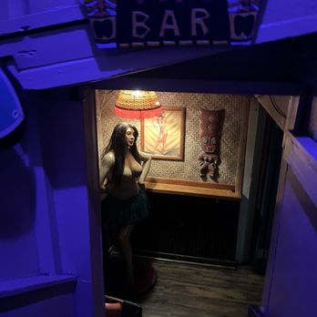 Arnold's Beach Bar & Grill - Dive Bars Near Me - Honolulu, Hawaii