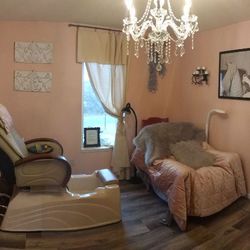 Lash Out Loud Salon and Boutique - Our treatment room