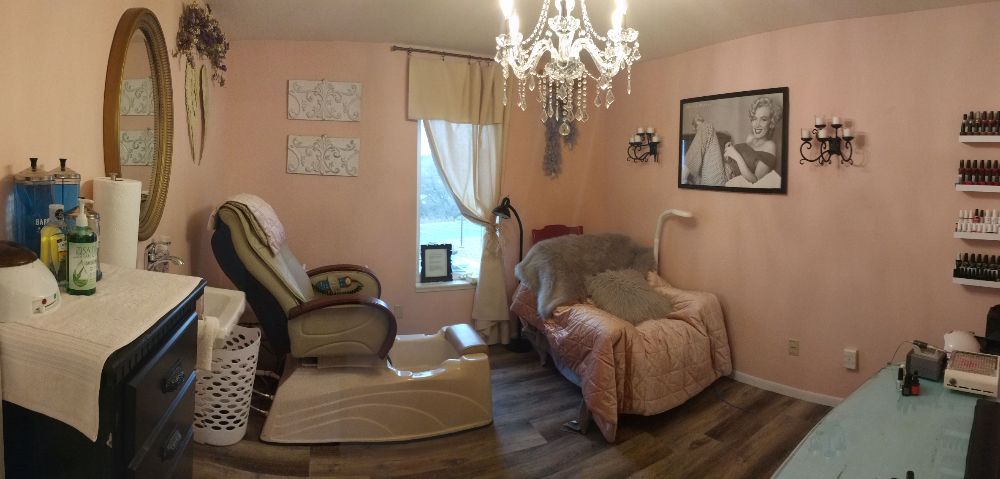 Lash Out Loud Salon and Boutique Logo