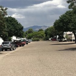 Pardner's Rv Park - The drive into the park.