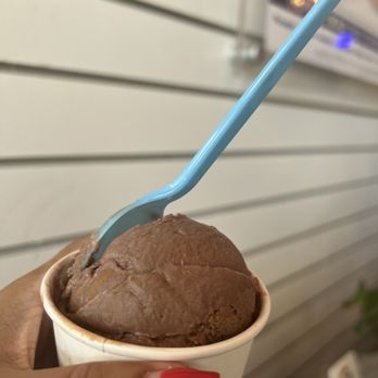 Boxcar Eats - Chocolate peanut butter scoop - Ice Cream & Frozen Yogurt Near Me - Sacramento, California Boxcar Eats - Chocolate peanut butter scoop - Ice Cream & Frozen Yogurt Near Me - Sacramento, California