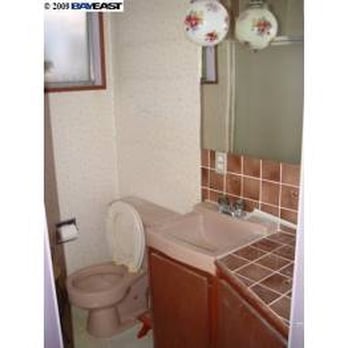 East Bay Kitchen & Bath - Bath before remodel 1 - General Contractors Near Me - Fremont, California East Bay Kitchen & Bath - Bath before remodel 1 - General Contractors Near Me - Fremont, California