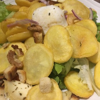 L'Apostrophe - Salad with a ton of fried potatoes and bacon. Strange. Not good - Restaurants Near Me - Reims, 51