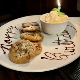 Chocolate chip cookies with vanilla ice cream