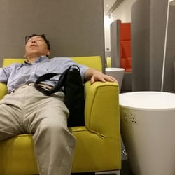 天合聯盟貴賓室 - This dude is sacked out!