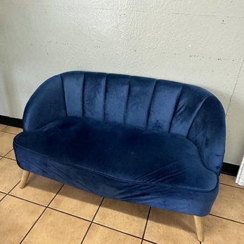 Q Studio - Small couch in waiting area - Event Photography Near Me - Fresno, California