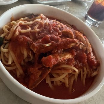Rocco's - Linguine with grilled chicken. Whole cloves of garlic and a lovely red sauce that is neither sweet or super acidic. 10/10 for the sauce. - Italian Near Me - Houston, Texas Rocco's - Linguine with grilled chicken. Whole cloves of garlic and a lovely red sauce that is neither sweet or super acidic. 10/10 for the sauce. - Italian Near Me - Houston, Texas