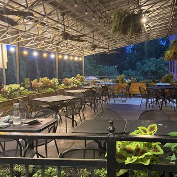 South Main Social - Outdoor seating - Cocktail Bars Near Me - Greenville, South Carolina