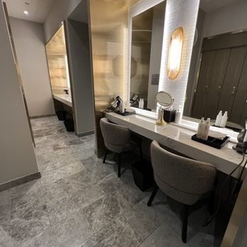 The St. Regis Chicago - Ladies locker room - Hotels Near Me - Chicago, Illinois