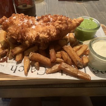 Fork & Bottle - Fish and Chips with mushy peas and vinegar! - American Near Me - Zürich, ZH
