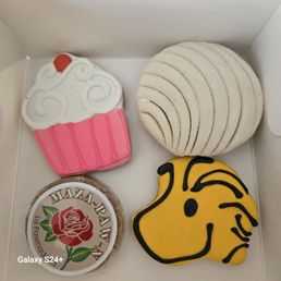 These are Miss HunnyBunz Birthday treats. So cute!!!! Thxs again La Pawnaderia :);)